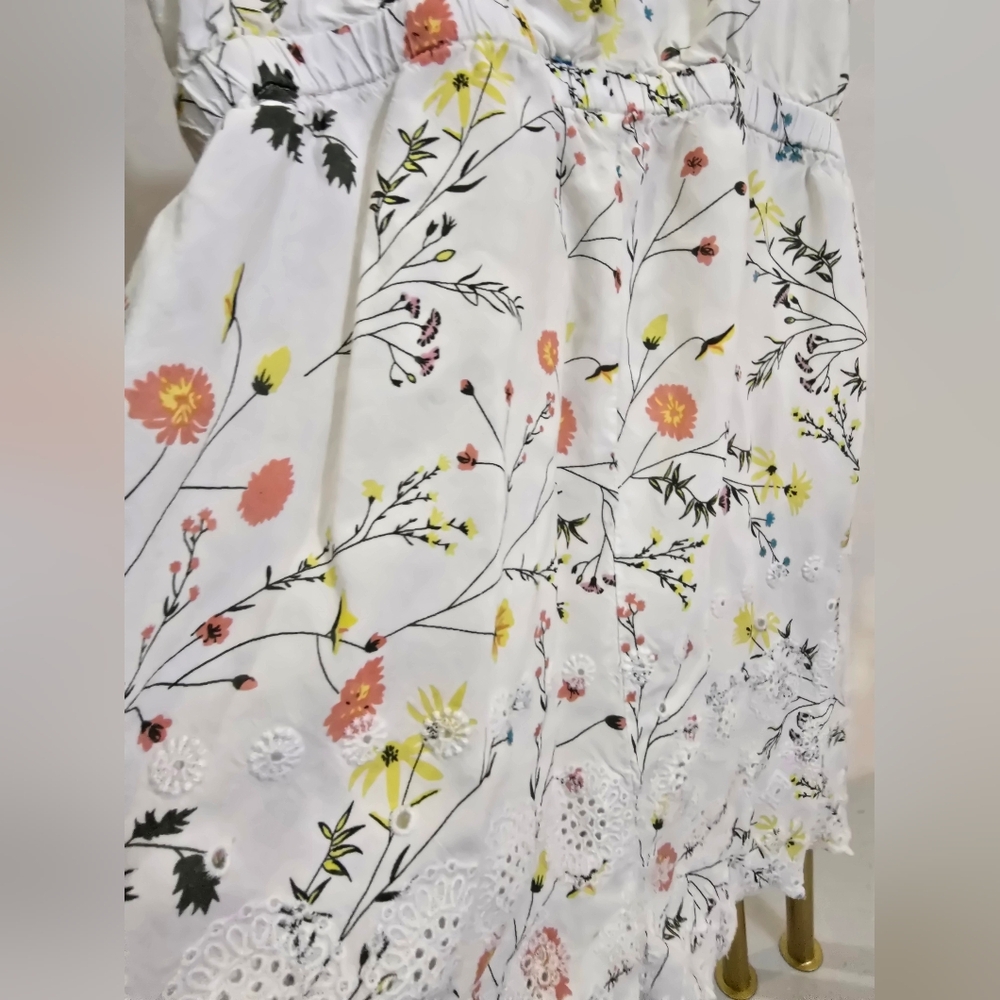 Women’s White Floral Romper - Lightweight Summer Jumpsuit Medium - Picture 12 of 13